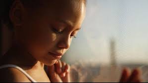 Ditengah perjalanan aku melihat perempuan setengah baya berdiri di bawah pohon di pinggir jalan. Seberapa Mudah Orang Tua Bisa Merusak Psikologis Anak Mereka