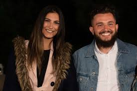 Os cinco participantes de quem quer namorar com o agricultor?, da sic, estão a ser apresentados, um por dia, ao longo da. Fraude Afinal Agricultor Da Sic Que Veio Dos Estados Unidos Ostenta Riqueza Que Nao Tem Nacional Flash