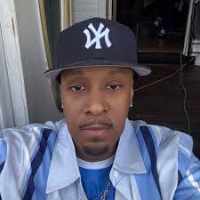 Neil Meek's Instagram, Twitter & Facebook