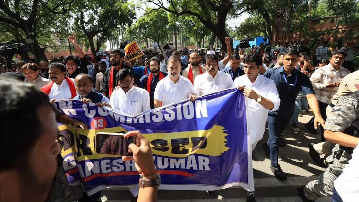 ‘सड़क पर राहुल-प्रियंका, हिरासत में लिए गए अखिलेश!’ चुनाव आयोग के दफ्तर पर विपक्ष का हल्लाबोल