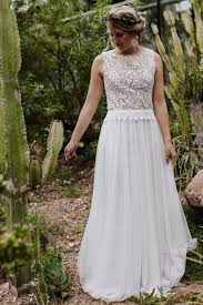 Nie wieder frustriert in der umkleidekabine stehen, weil die hose kneift oder das top oben zu eng und unten zu weit ist. Romy Ist Ein Brautkleid Mit A Linie Zwei Tellerrocke Aus Weich Und Weit Fallendem Tull Und Die Auffallend Gearbeitete Florale S Brautmode Brautkleid Hochzeit