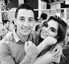 Sandra de la vega, esposa de andrés guardado, inauguró su canal de youtube, el cual fue nombrado balam sports y tiene como finalidad cautivar a la audiencia mexicana con contenido exclusivo de. Andres Guardado Y Sofia Castro Muestran Una Pulsera A Beneficio De La Fundacion Del Futbolista Ana Maria Canseco