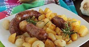 Salsicce Al Forno Con Patate E Cipolline Ricetta Golosa Semplice Ed Economica Dai Scopriamo Insieme Come Fare A C Ricette Ricette Salsiccia Ricette Di Cucina