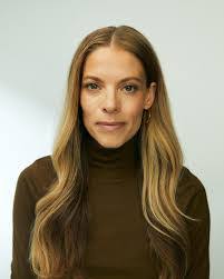 Meredith Francis's Instagram, Twitter & Facebook