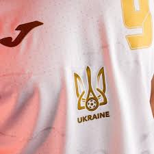Вчера сборная украины презентовала комплекты игровой экипировки на грядущий турнир и задала главную тему для обсуждений за несколько дней до чемпионата европы. Sbornaya Ukrainy Po Futbolu Izmenit Formu Dlya Evro 2020 Kontury S Krymom I Dnr Ostavyat No Uberut Frazu Geroyam Slava Eurosport