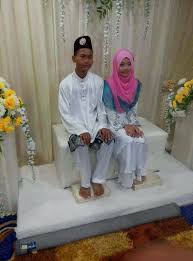 Perkahwinan bawah umur sekarang menjadi isu hebat selepas gambar seorang imam berusia 41 tahun bernikah dengan budak berusia 11 tahun tular di media sosial. 80 000 Gadis Kahwin Di Bawah Usia 19 Tahun Apa Implikasinya