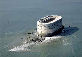 Lors des tournages de l'émission il y a 15 jours, la journaliste s'était rendue sur place pour découvrir les coulisses du jeu, et notamment interroger quelques figures du jeu comme le père. La Construction Du Fort Boyard Histoire Et Analyse D Images Et Oeuvres