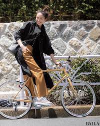 自転車通勤の日は フェミニンなvネックコーデにマウンテンジャケットを加えてスポーツmixスタイル 2019 9 24のコーデ テニスファッション ファッション サイクルウェア
