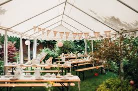 Elegante gartenhochzeit auf schloss grafenegg. Lassige Gartenhochzeit Mit Vintage Chic Hochzeitsblog The Little Wedding Corner Hochzeitsfeier Garten Gartenhochzeit Hochzeit Garten
