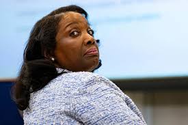 Trump dice que la gobernadora de la Fed, Mújol Cook, debe renunciar "luego  de que William Pulte alega fraude hipotecario