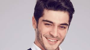 Mai jos veti putea gasi lista completa cu toate episoadele acestui serial. Carismaticul Baris Din Serialul Povestea Noastra Actorul Cu Cea Mai Rapida Ascensiune Burak Deniz A Ajuns Sa Joace Chiar Si Intr O Productie Marca Bollywood Iata Alaturi De Ce Actrita Sexy A Filmat
