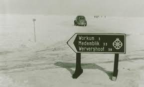 Afbeeldingsresultaat voor rijden op het ijsselmeerijs in 1963 foto's