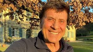 Gianni bella , cantautore e compositore tra i più significativi della musica leggera italiana , nasce a ama la vita semplice, in campagna, con le sue donne, la moglie paola e le figlie chiara e nazarena. Chi E Gianni Morandi Eta Canzoni Figli E Instagram