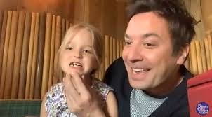 Jimmy Fallon prowadził program z domu. Podczas wywiadu wbiega jego córka z  radosną nowiną