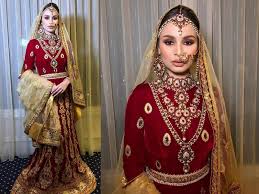 Malam berinai berseri2 bakal pengantin ah tahniah #nelydiasenrose dan bakal suami.hehehe #sibling #malamberinai #nelydiasenrose #myotherhafeznel #selamatpengintinbaru. Izara Anggun Persis Bintang Bollywood Di Majlis Malam Berinai Pesona Pengantin