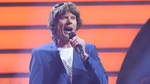 Wer mickie krause von seinen auftritten am ballermann kennt, kann sich den musiker kaum ohne perücke vorstellen. J Orsv3iyzetjm