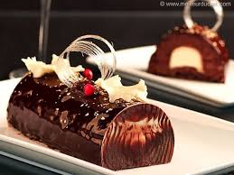 Buche De Noel Au Chocolat Au Cœur De Creme Brulee Recipe Delicious Christmas Desserts Chocolate Creme Brulee Chocolate Log Recipe