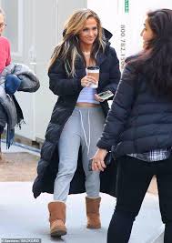 Ünlü şarkıcı ve oyuncu jennifer lopez'in başrolde yer aldığı hustlers filminden yeni görüntüler yayınlandı. Jennifer Lopez Keeps It Comfortable As She Dons Full Hair And Makeup For Hustlers Stripper Role Daily Mail Online