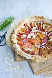 Tarte Fine Aux Peches Parfumee Au Citron Vert Et Romarin Voyage Gourmand