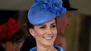 Royal in Blau: Herzogin Kate strahlt bei Ordensverleihung!