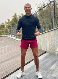 Solusinya potong rambut model buzz cut atau botak caper kalomau rapih dan keren. Sambil Latihan Kebugaran Cristiano Ronaldo Pamer Gaya Rambut Botak Sport Tempo Co