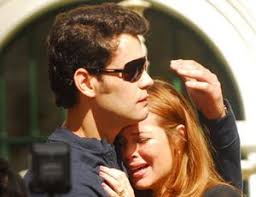 Personagem de Carmo Dalla Vecchia põe amigo em emboscada em "Cama de Gato" 