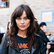 Necesitan que les recorten el pelo, ya que este puede provocar estorbos en su visión, además de que sería un poco más difícil de asearle correctamente. El Flequillo Que Queda Bien A Todas Y Es Super Facil De Peinar Se Lo Estan Haciendo Las Chicas Del Barrio Mas Guay De Madrid