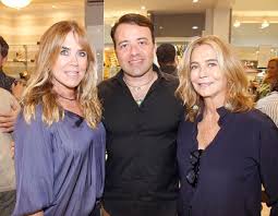 Paulo jabur) os 81 anos de lucinha araujo, mãe de cazuza, foram comemorados, sábado, no salão de festas do seu prédio, em ipanema. Lilibeth Monteiro De Carvalho Ze Ronaldo