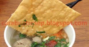 Tak terkecuali di jogja, mie ayam bu tumini dengan kuah coklat yang tidak biasa dan lauk ayam atau ceker siap jadi teman makan siang yang akrab! Cara Membuat Aneka Kerupuk Pangsit Renyah Resep Masakan Indonesia