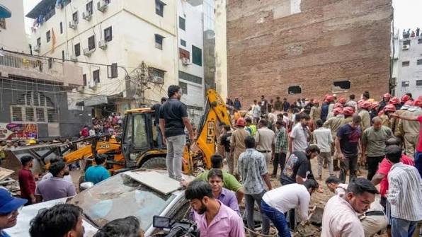 दिल्ली के सत्या निकेतन में 5 मंजिला PG ढहने से दर्दनाक हादसा! मलबे से 6 शव  मिले, जबकि NDRF का रेस्क्यू ऑपरेशन जारी है। सुरक्षा मानकों पर सवाल उठे ...