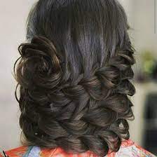 ضفائر الشعر الناعمة مشدودة على جانب واحد مع شكل الوردة Hair Styles Long Hair Styles Hairstyle