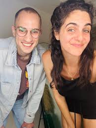 יש תופעה שנקראת יאיר ישראל, הוא תופעה יחודית כישרונית בצורה יוצאת דופן, אם  על טייפקאסט נדבר… אז נראה לי שהוא הליהוק המיוחד והגאוני ביותר לכל דמות..  האמת אצלו מרוחה על כל שורה,