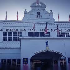 Selama tarian, seorang pejabat belanda yang bekerja di perkebunan menghentikan kegiatan mereka. Pejabat Daerah Dan Tanah Larut Matang Dan Selama District Office Di Taiping