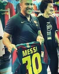 📸—Hansi Flick with the shirt of the greatest in history, Leo Messi 🐐👑⚽️, Barça players choose immortal shirts for the legends of the game, and coach Hansi Flick chooses the first shirt