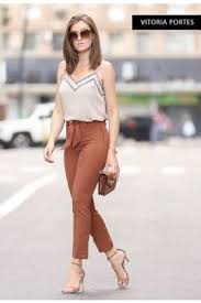 Calça Que Vai Ate A Canela Calca Confeccionada Em Tecido Alfaiataria Com Bolsos Frontais Pesponto Bibolor E Cos Com Detalhe Pespontad Looks Sociais Femininos Moda Feminina Looks Sociais