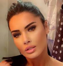 Oana zavoranu este o actrita, cantareata si moderatoare de televiziune din romania. Oana ZÄƒvoranu AratÄƒ DemenÈ›ial Ce VarstÄƒ Are De Fapt Dcnews