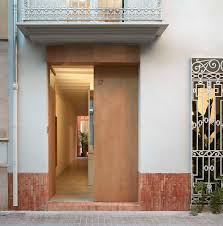 Dos cubos verticales son la inspiración de esta casa, el ingreso principal lo define un. Reforma Integral De Antigua Casa De Pueblo Por Horma Estudio En La Que El Patio Se Convierte En El Elemento Principal Noticias Infurma Online Magazine Del Portal Internacional Del Habitat Diseno
