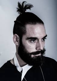 Poco adatti per chi ha orecchie a sventola, i tagli rasati ai lati e dietro vengono vivacizzati da ciuffo lungo pettinato indietro, da creste da . Capelli Raccolti Uomo 10 Idee Super Cool Per Portarli Con Stile