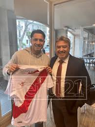 En silencio, y como único testigo un hincha peruano que en panamá le pidió un selfie, gianluca lapadula se entrena hoy por primera vez con la encontrar raíces andinas en una celebridad del cine, festejar los orígenes limeños en alguna carta 3 estrellas michelin; Gianluca Lapadula Poso Con La Camiseta De La Seleccion Peruana Eliminatorias Qatar 2022 Libero Pe