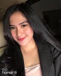 Menjual produk bernama  roma sari gandum  untuk setiap orang ngemil saat lapar di jalan atau di manapun berada. Profil Dan Biodata Ochi Rosdiana Artis Muda Multi Talenta