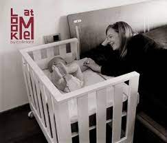La Minicuna De Colecho Es Una Gran Idea Para Tener A Tu Bebe Lo Mas Cerquita Posible A Ti Esta Cercania Te Facilita Acariciarle Cua Baby Kids Baby Bedside Cot