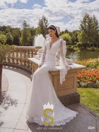 La gonna di solito viene realizzata in un vaporoso tulle e chiffon, che crea volume ed un effetto di trasparenze davvero suggestivo. Abito Da Sposa Stile Sirena Con Frange Vsv Abiti Su Misura Torino