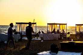 I 10 migliori aperitivi al tramonto in riva al mare di roma. Aperitivo Al Tramonto A Fregene Singita Miracle Beach