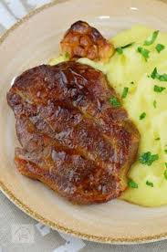 Nos bouchers découpent avec habilité des tranches au poids idéal. Preparate Cu Carne De Porc Vanat
