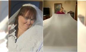 Przyszła gwiazda nosiła okrągłe kolczyki ze złotymi zawieszkami w kształcie słoników. Dagmara Kazmierska Mloda Mloda Carrie Bradshaw Robi Kariere Eliza Daily Blog