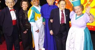 Five Of The Remaining Nine Original Munchkins From The Wizard Of Oz Pose Together In 2005 Mickey Car The Wonderful Wizard Of Oz Wizard Of Oz Wizard Of Oz 1939