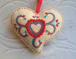 Coracao Em Burel Com Bordado De Viana Do Castelo Enfeites De Feltro Coracoes Bordados Trabalhos Manuais