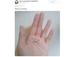 Ariana grande got a tattoo on her hand, which was meant to say '7 rings'. Ariana Grande S 7 Rings Japanese Tattoo Fail Spawns Hilarious Parody Tattoos Online Soranews24 Japan News