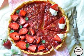 Rubarba este saraca in calorii are doar 16 kcal la 100 g petiol. Tarta Cu Rubarba Si Capsuni PrÄƒjiturici È™i Altele