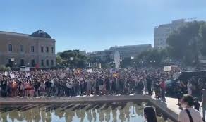 Para los que emiten quejas, vale aclarar que la marcha estaba planeada para cortar un solo tramo de la colectora a la altura de constituyentes (el tanque de gas) y al llenar los manifestantes la policía se encargo de impedir el paso por la avenida. Criticas A La Manifestacion Antimascarilla En Madrid